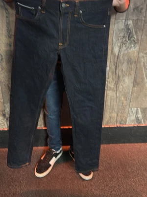 Mörkblå raka jeans med kontrastsömmar - Säljer ett par mörkblå jeans med raka ben och snygga kontrastsömmar. Klassisk femficksmodell med detaljerade bakfickor och gylf med knapp. Perfekta till en avslappnad streetwear-look. Dom är helt sprillans nya och såklart äkta hör av er för mer frågor eller gå in på Felix.resell 