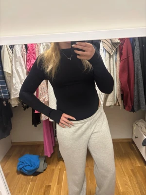 Body Zara - Säljer en jättefin basic body från Zara! Den har ”dubbla tyg” över bysten vilket gör att man inte måste ha bh under. Den har knäppe. Storlek L, men skulle mer säga att det sitter som en M🫶
