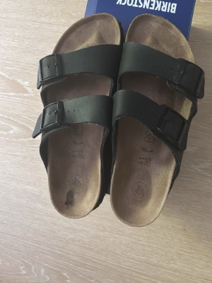 Birkenstock sandaler - Detta är ett par Birkenstock papillio sandaler som jag använt max 5 gånger så inprincip nya. Den enda skavanken är det svarta märket vid hälen av skon men det är inget man ser när man har på sig sandalerna. 