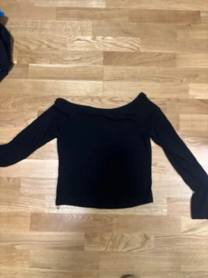Svart offshoulder topp - Säljer en svart offshoulder topp med lång ärm. Den är väldigt mjuk i materialet och kommer från SHEIN, i storlek L. Men passar även M. 🫶