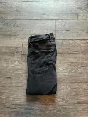 Replay jeans  - Över feta svarta jeans från replay i modellen grover men sitter som anbass. Storlek 30/30. PRIS KAN DISKUTERAS 