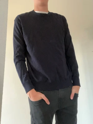 Mörkblå tröja från Zara - Hej👋 Säljer en stilren mörkblå tröja från Zara med rund halsringning och långa ärmar🤩Tröjan är i ett mjukt och tunt material, perfekt för lager-på-lager och enkel att matcha med olika outfits😮‍💨 Meddela gärna vid frågor!📩