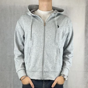 Ralph lauren ziphoodie - Riktigt fet ziphoodie från Ralph lauren i gott skick! Modellen på bilden är 184 och bär storlek M. Skriv gärna vid frågor 