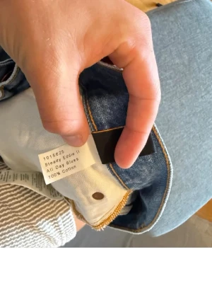 Steady Eddie II ljusblå jeans - Säljer ett par ljusblå Steady Eddie II jeans i modellen All Day Blues. Jeansen har klassisk femficksdesign, raka ben och är tillverkade i 100% bomull. Perfekta för en avslappnad och stilren look.