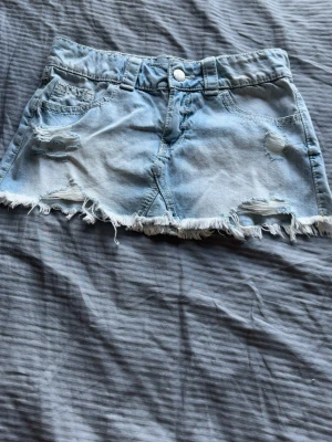 Gina tricot kjol 14+ - En kjol från Gina tricot med detaljer, perfekt för utekväller och brunch. 🤗💗