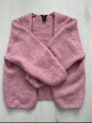 Ljusrosa stickad kofta från Lindex - Mysig rosa stickad kofta från Lindex i storlek xs-s. Koftan har lång ärm och är tillverkad i ett mjukt stickat material som passar perfekt för kyligare dagar. Enkel och stilren design som är lätt att matcha med olika outfits. Endast testad!💓