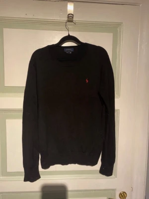 Svart tröja från Polo Ralph Lauren - Klassisk svart tröja från Polo Ralph Lauren med rund halsringning. OBS! XL i barn storlek