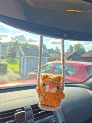 Backspegel-katt virkad 🐈 - Hej! Jag säljer egenvirkade figurer som man kan hänga på backspegeln. Virkar på beställning så färgerna kan man välja själv. Skicka gärna ett meddelande om du är intresserad😊  1 för 150  Amigurumi, gosedjur, virkad, handgjord