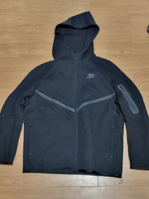 Svart Nike hoodie med dragkedja - Instabox!!! Dm vid intresse! Lägg bud. Fråga inte efter pris, bara lägg bud så kollar jag om det funkar. Lägg bud om du verkligen ska köpa den. Om du har frågor om produkten så fråga gärna.
