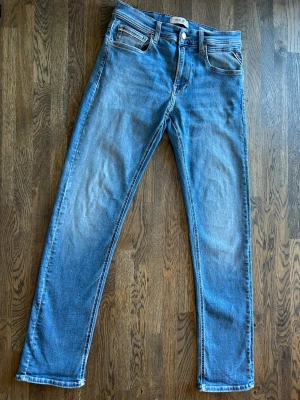 Blå straight fit jeans från Replay grover - Säljer ett par blå jeans från Replay, modell Grover med straight fit. Klassisk femficksdesign och Perfekta till vardagsstilen och tillverkade i mjukt denimtyg.