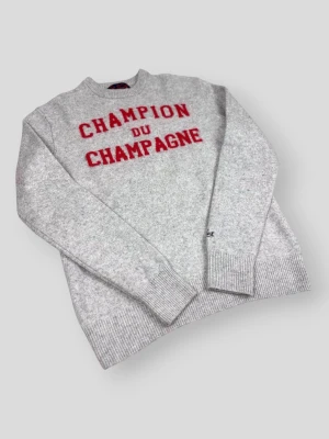 MC2 Saint Barth "Champion Du Champagne" Sweatshirt - MC2 Saint Barth "Champion Du Champagne" Sweatshirt | Modell: "Champion Du Champagne" (betyder "Champagnemästare" på franska) | Slutsåld i butik | Skick: Nyskick | Nypris: 2499 kr | Storlek: L på lappen (Väldigt liten i storleken) Passar dig som vanligtvis bär S och XS | Hör av dig vid minsta fundering eller fråga 📦
