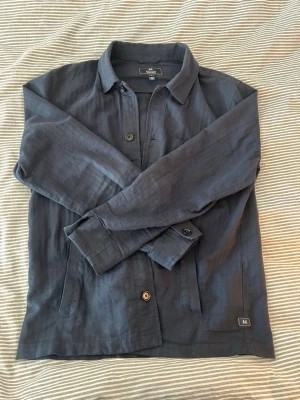 Overshirt Matinique  - Sjukt fräsch overshirt från Matinique som jag nu säljer. Den funkar perfekt nu när det börjar bli för kallt för bara t shirt men fortfarande för varmt med en jacka, då den har tunnt material och luftas bra. Nypris på 1299kr, säljes för 500