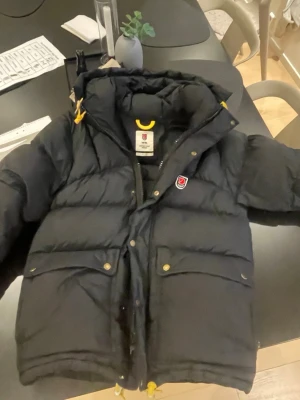 Svart dunjacka från Fjällräven - Fjällrävenjacka | Färg: Svart | Storlek: S | Skick: 9/10 | Använd ett fåtal gånger | Köpt för: 7995kr | Vid frågor eller diskussion om pris är det bara att skriva ✍️ |