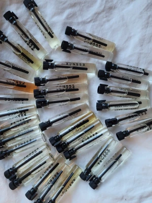 ESSNCE 32 testers🌹 - Cherrylicious, Toxique, Pink haze, Woody sandal, Milky flower, Elle la nuit, Boosy peach, Coco on the beach, Coco about you, Sugar kiss, Hotter mimosa, Very cherry, Jardin de flora, Noble eclat, Second skin, Freshotic, Lady essnce, Iconic flower, Oh darling, Orange blossom, Keep it fruity, Bacco le doux, Not available, Delicate jasmine, Sassy classy, Dewy desert, Signature vang, Cotton clouds, Feminina vivit, Rose rose, Femina Fiori