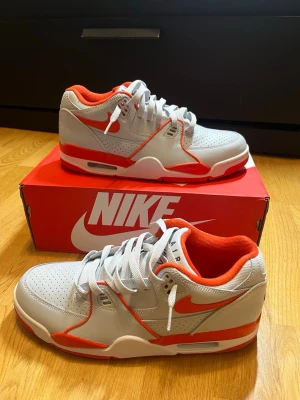 Nike Air flight low sneakers - Säljer ett par helt nya och stilrena Nike Air Flight '89 Low sneakers i vit och röd färg storlek 43 i toppskick. Skorna har vita skosnören och en röd sula. Nike-logotypen finns på hälen och sulan. Skolåda ingår naturligtvis. OBS! Trots att det står ”Nytt skick”, har jag endast använt skorna en gång inomhus. Annars är de inprincip helt nya (se bilderna). Jag har fler bilder på skorna men plick tillåter max 7 bilder. Vid frågor, extra bilder eller liknande är det bara att kontakta mig!