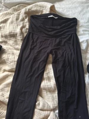 Svarta leggings med hög midja - Yoga pants på lager superfina och väldigt bekväma perfekta nu till hösten, säljer då de inte kommer till någon användning 😊