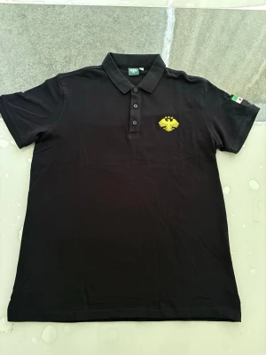 Syrien pike T-shirt  - Hej! Jag säljer en disgne t shirt som jag gjorde själv, kvaliten på t shirten är väldigt bra med syriska symbolen, väldigt stilren, finns i alla storlekar S-XXL  även i färgen svart, skriv gärna vid intresse ❤️💯