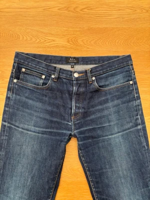 A.P.C. jeans  - Säljer dessa riktigt sköna jeans från A.P.C! | Storlek: 33 - Skick: 9/10 - Mått: Midja 42cm, längd 107cm och benöppning 17cm.