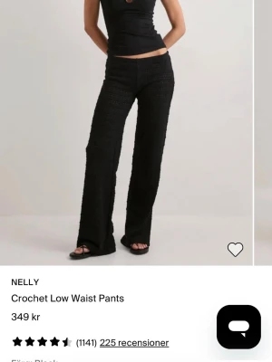 Svarta virkade low waist-byxor Nelly - Säljer ett par svarta virkade byxor från Nelly med låg midja och raka ben. Säljer då dom är för korta, som nya och inga tecken på användning 💓