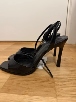 Svarta klackar från Zara - Helt nya klackar från Zara i storlek 39, klackhöjd på 9.5 cm