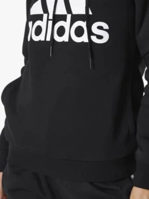 Svart hoodie från Adidas med logga - Säljer en svart hoodie från Adidas med stor vit logga och text på bröstet. Hoodien har huva med dragsko och en klassisk känguruficka framtill. Tillverkad i mjukt material som passar perfekt till en sportig och avslappnad stil.