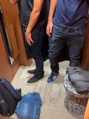 Mörkblå Hugo jeans slim fit  - Mörkblå Hugo jeans slim fit med skit fet rött tryck på baksida. I princip oanvända och säljs jävligt billigt 