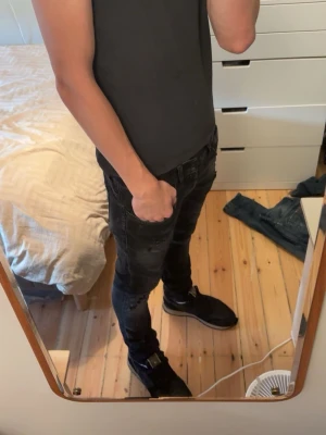Svarta Dondup George jeans - Säljer ett par fräscha svarta Dondup George jeans. Helt sinnesjukt bekväma men också snygga. Strlk w31. Sitter superbra på mig som är 183cm och väger 74kg! Hör av dig vid fundering!🤝