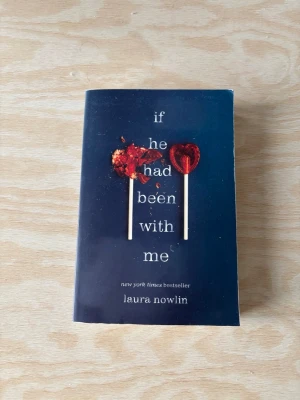 If He Had Been With Me av Laura Nowlin - En känslosam roman med mörkblått omslag och två röda klubbor, varav en är trasig. Boken är skriven av Laura Nowlin och är en New York Times bestseller. Perfekt för dig som gillar gripande ungdomsromaner och kärlekshistorier.