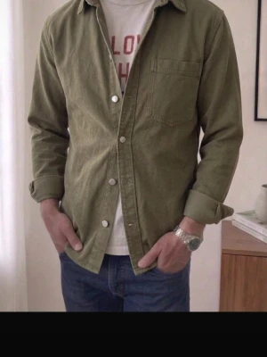 HM overshirt  - Ritkigt snygg HM overshirt i storlek M, passar ej mig. Jättebra skick endast prövasd, bra krage för att ha uppåt om man känner sig på de humöret. Overshirten e olivgrön. Pris kan alltid diskuteras hör av er vid frågor eller funderingar.