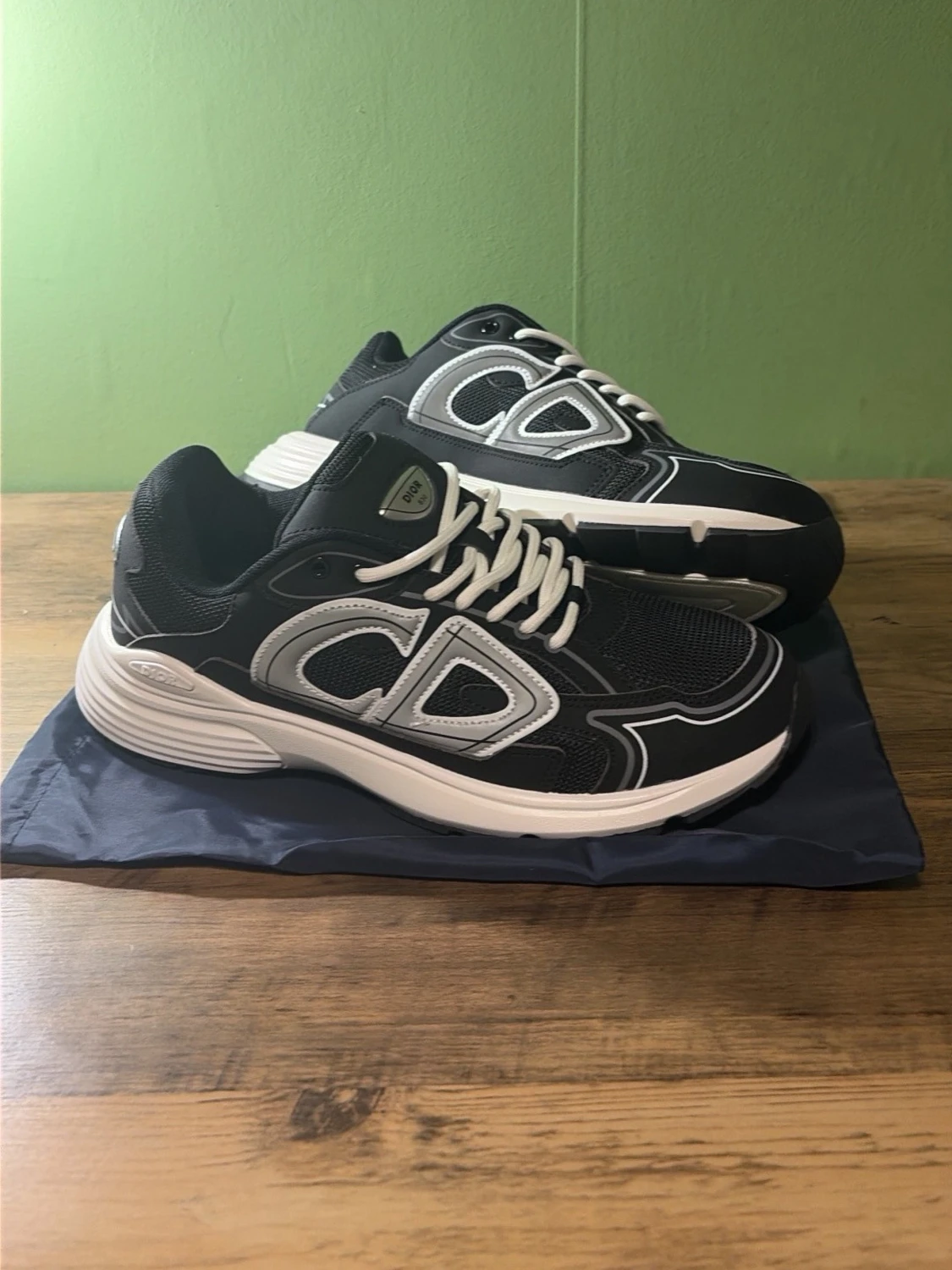 Svarta Dior sneakers med vit sula