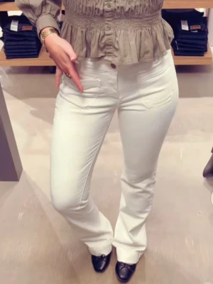 Vita bootcut jeans med fickor - Snygga vita jeans med bootcut passform och framfickor från Wrangler. Finns inte att köpa längre och köpta för 999kr. Storlek W27L30💗