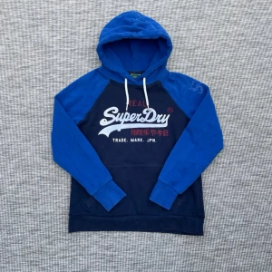 Vintage superdry hoodie - Säljer nu denna vintage superdry hoodien!🙌Skick: 8.5/10🌟 Storlek: EU 42 - Sitter som en XS🤩 Hör gärna av er vid frågor eller funderingar!🤗