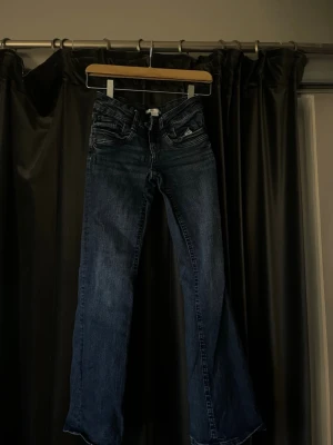 Blå utsvängda jeans Gina Tricot - Jag säljer ett par marinblåa jeans i bootcut från Gina tricot young i storlek 152❣️ Nypris 399krJag säljer ett par marinblåa jeans i bootcut från Gina tricot young i storlek 152❣️ Nypris 399kr