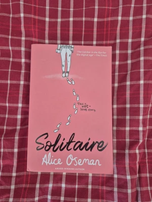 Solitaire - Säljer boken Solitaire som är skriven av Alice Oseman. Har andra böcker från Alice Oseman som jag också säljer! Denna har några små veck i kanterna på vissa boksidor, som man kan se på bilden, men det är inget som påverkar läsandet!! Boken är lite smått kantstött.