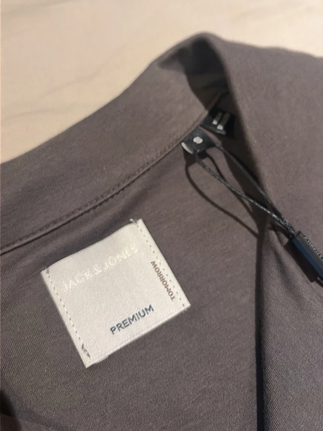 Mörkgrå pikétröja från Jack & Jones - 2