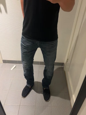 Jeans tapered - Säljer ett par tapered/mike jeans, storlek 29/32 från Jack & Jones, skriv gärna vid frågor! Sista bilden en defekt, skulle säga att det gör inte så mycket på jeansen utan passar mest in.