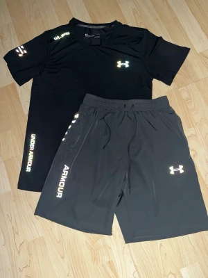Under Armour set - Helt ny underarmour shorts & T-shirt set knappt använda, Storlek M