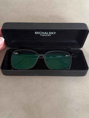 Michalsky for Mister Spex Impress S24 black Bågbredd: 135 - Enkelslipade glas Glaspaket Premium Brytningsindex 1,67 Kvalitetsglas från ledande tillverkare Smutsavvisande Asfärisk yta 3-fold refinement Hårdytebehandling Antireflexbehandling UV-skydd Lotuseffekt (extremt smutsavvisande yta)  Som nya. Köpt för 1830 kr kvitto finns.
