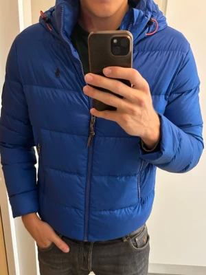Jättefin blå Ralph lauren vinter dunjacka S - Jättefin populär eftertraktad blå Ralph lauren vinter dunjacka av högsta kvalité i storlek S. Grym jacka i utmärkt toppskick och väldigt skön! Tveka inte vid minsta fråga eller fundering!