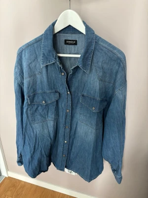 Ursnygg blå stentvättad dondup jeanskjorta M - Jättefin blå populär stentvättad Dondup jeanskjorta i storlek 44 (XL). Grym skjorta i utmärkt toppskick och väldigt unik! Tveka inte vid minsta fråga eller fundering!