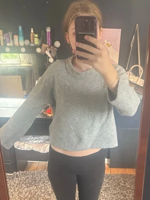 Grå stickad croppad tröja