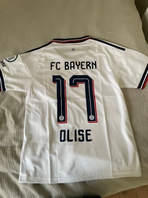 Olise - Bayern München bortatröja 2026/27 - Bayern Münchens sköna bortatröja för denna säsong med Olise 17 på ryggen🇫🇷⚪️