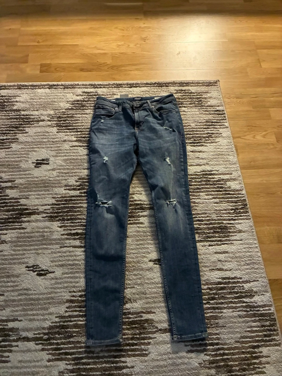 Blå skinny jeans med slitningar - 1