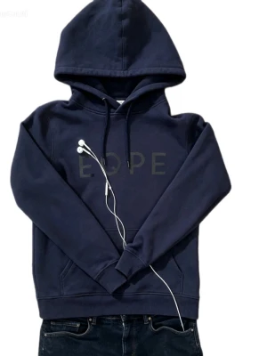 Mörkblå hoodie med tryck - Snygg mörkblå hoodie med huva. Hoodien har en klassisk passform och är tillverkad i mjukt material, perfekt för en chill och avslappnad stil.