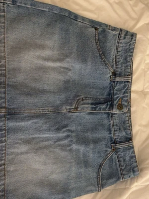 Jeanskjol  - Jättefin jeanskjol, skulle säga att den är mid waist. Använd fåtal gånger💞