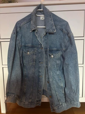 Oversized blå jeansjacka - En blå jeansjacka i super fint skick men kommer tyvärr inte till användning längre. Hör gärna av dig om frågor!
