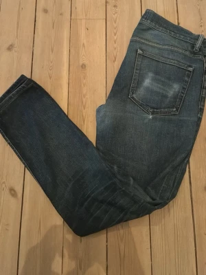 Acne studios Jeans - Tja! Säljer dessa acne jeans strlk 31/32. Jeansens passform är slim. Dessa acne jeans går enkelt att få fades på (se bild) nypris på dessa är ca 1500. Mitt pris 699. Hugg till innan de säljs🔥pris går även att diskutera kring snabb affär!
