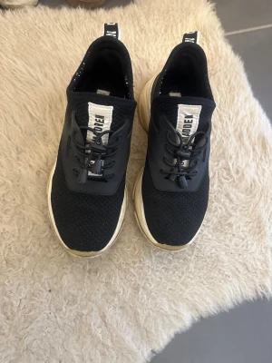 Steve Madden skor storlek 36/37  - Köpta som storlek 37 men då som är små i storleken så är de mer 36. De är använda så säljs i normal beg skick 