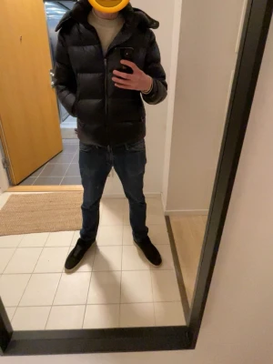 Blå pufferjacka - Snabb intressekoll på min vinterjacka. Blå pufferjacka från MassimoDutti. Bra skick, endast ett hål i luvan. Bara att höra av sig vid frågor eller fler bilder. Köpt ny för ca 2500kr förra vintern. 😁😁 mvh Rufus 