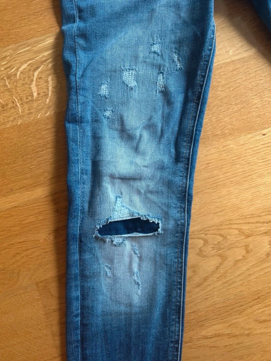 Slim fit slitna blå jeans - 2